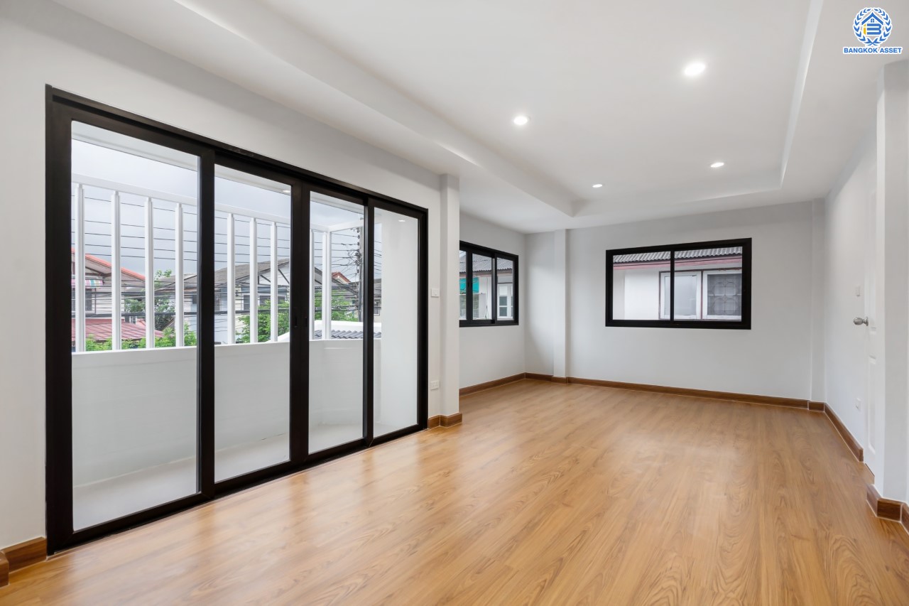 บ้านมือสองตกแต่งใหม่ ม.ปั้นทอง3 ลาดปลาเค้า76 เนื้อที่ 41.3 ตร.ว. ฟังก์ชัน 3 ห้องนอน 2 ห้องน้ำ 1 ห้องอเนกประสงค์ จอดรถได้ 2 คัน สภาพแวดล้อมเยี่ยม เชื่อมต่อ ถ.ประเสริฐมนูกิจ, ถ.เกษตร-นวมินทร์ ใกล้ ม.เกษตร, รถไฟฟ้าสายสีเขียว "สถานีเสนานิคม" และทางด่วน "ฉลองรัช"